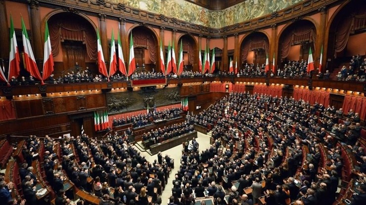 700 projektów ustaw do rozpatrzenia, ale parlament nie pracuje. Włoscy politycy są na urlopie