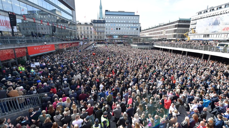 Drugie aresztowanie ws. zamachu w Sztokholmie. W mieście manifestacja solidarności z rodzinami ofiar