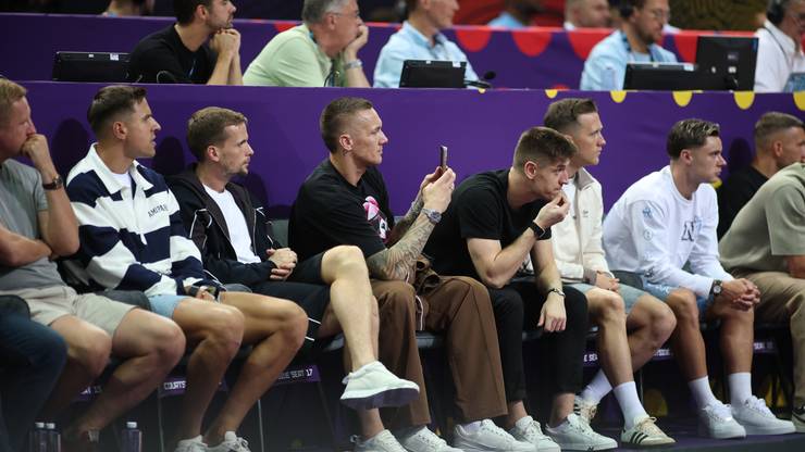 Piłkarze reprezentacji Polski na meczu koszykarzy