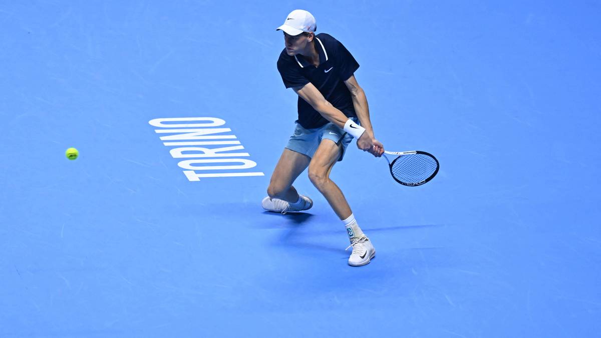 Tenisista uderza piłkę na korcie w Turynie podczas ATP Finals.