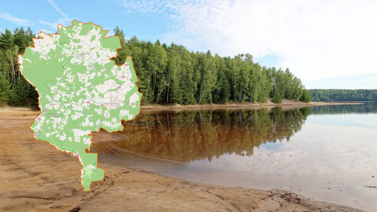 Mapa obszaru Łuku Mużakowa na tle krajobrazu z jeziorem i lasem.