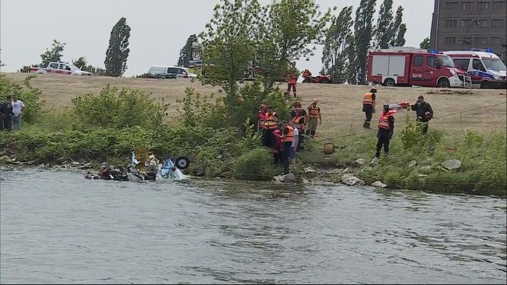 Akcja ratowniczo-poszukiwawcza na Wiśle. Samolot Jak-52 wyciągnięty z rzeki na lawetę