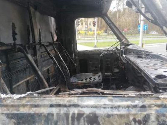 Spalona furgonetka przed Szpitalem Bielańskim 