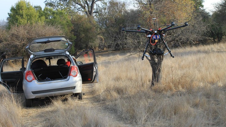 Zderzenie drona z samochodem na autostradzie. Będzie zaostrzenie przepisów