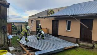 07.10.2023 05:58 Wichura Patryk nad Polską. Drzewo przygniotło kobietę, zerwane dachy, awarie prądu