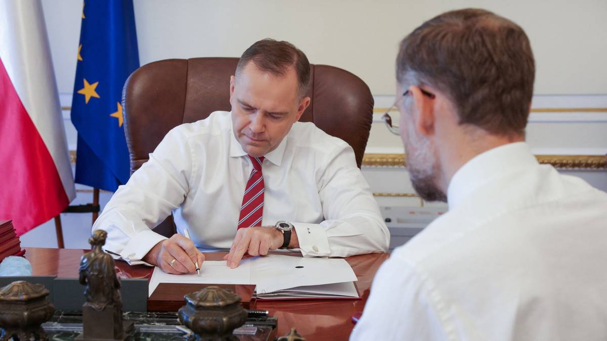 "Rodzaj szantażu". Karol Nawrocki wetuje pierwszą ustawę
