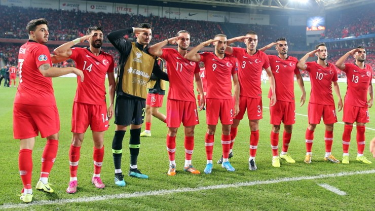Tureccy piłkarze poparli ofensywę w Syrii? UEFA przyjrzy się salutowaniu