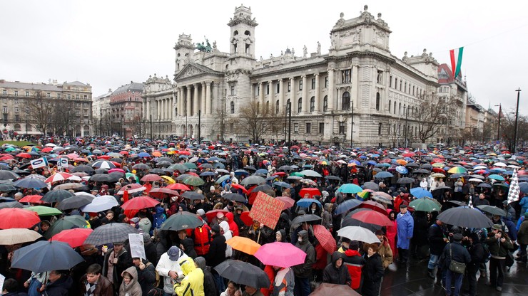 Węgry: masowa demonstracja ws. reformy oświaty. Nauczyciele zagrozili strajkiem