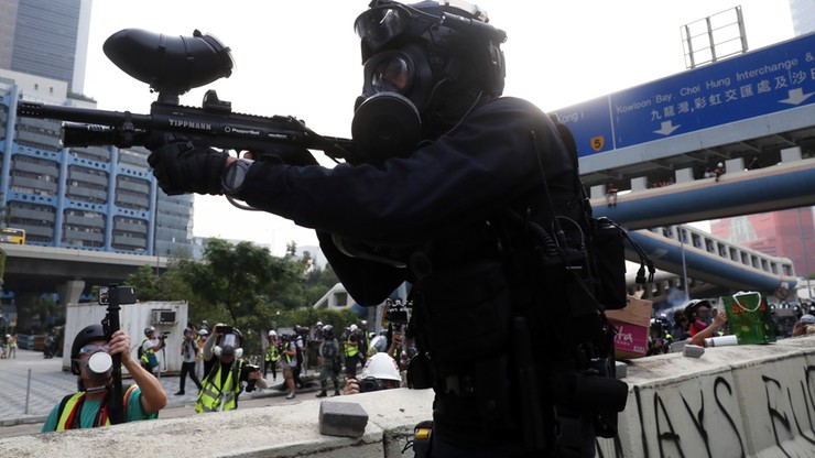 Kolejny dzień protestów w Hongkongu, policja użyła gazu łzawiącego