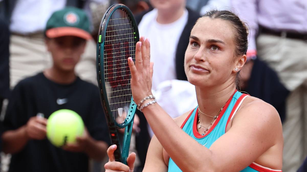 Aryna Sabalenka z rakietą tenisową w ręku, z wyrazem rozczarowania na twarzy, podczas turnieju Rolanda Garrosa.