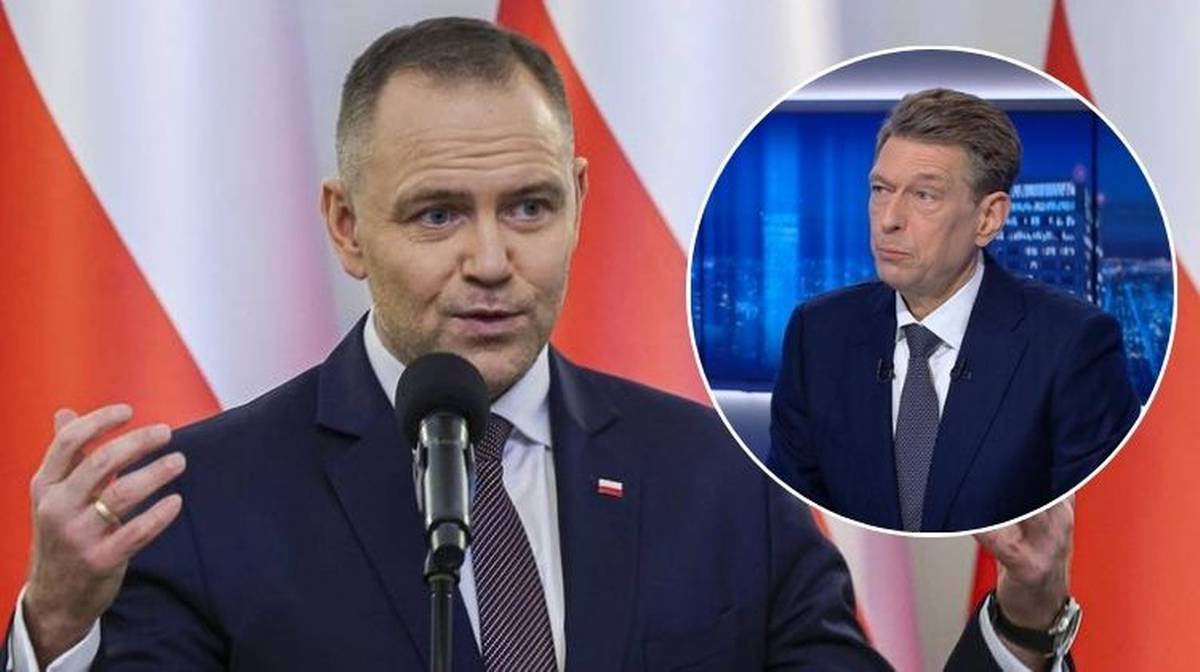 Dwóch mężczyzn w garniturach, jeden przemawia do mikrofonu na tle flagi Polski, drugi siedzi w studiu telewizyjnym.