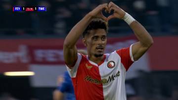 Piłkarz Feyenoord Rotterdam z uniesionymi rękami tworzy serce nad głową, świętując bramkę. Wynik meczu Feyenoord 1-1 Twente.