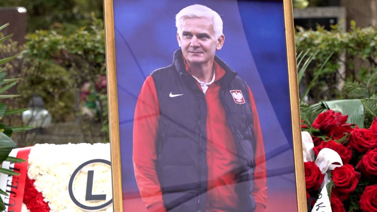 Portret Jacka Magiery w ramie, ubranego w kamizelkę reprezentacji Polski i czerwoną bluzę.