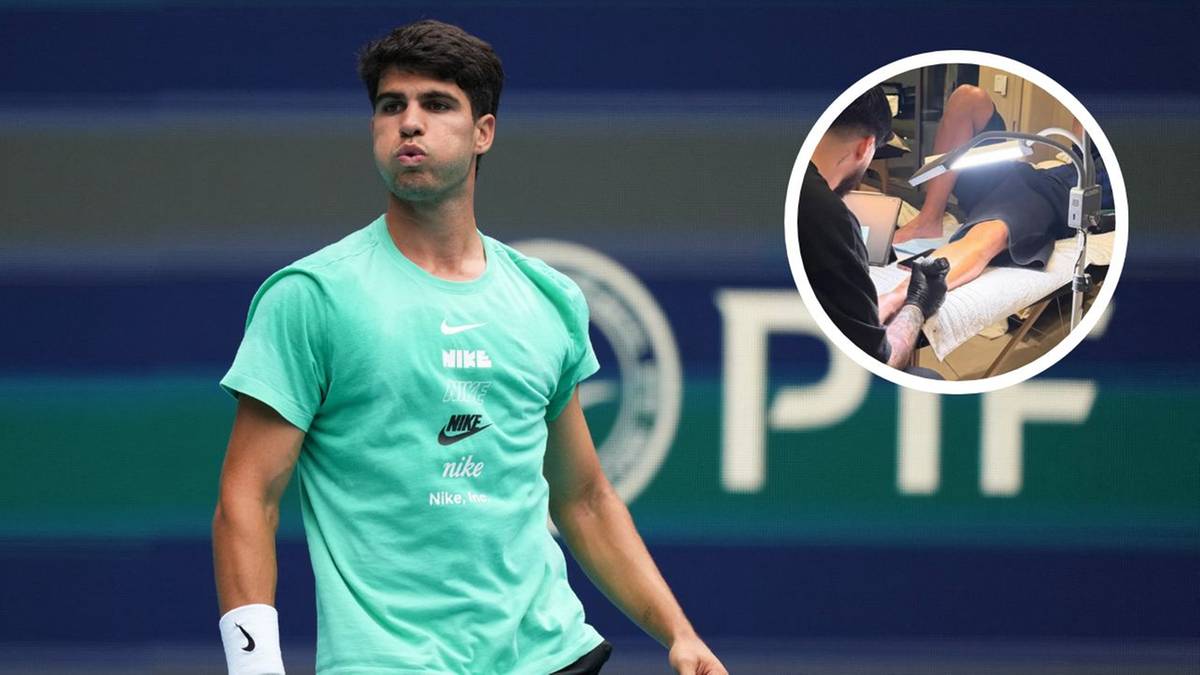 Carlos Alcaraz podczas treningu, z widocznym fragmentem tatuażu na nodze przedstawiającym kangura z trofeum.