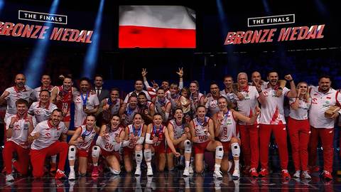 Drużyna siatkarek reprezentacji Polski na podium z brązowymi medalami, świętująca sukces.