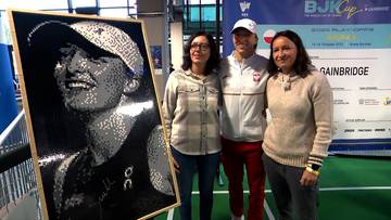 Portret tenisistki wykonany z klocków, obok stoją trzy osoby.