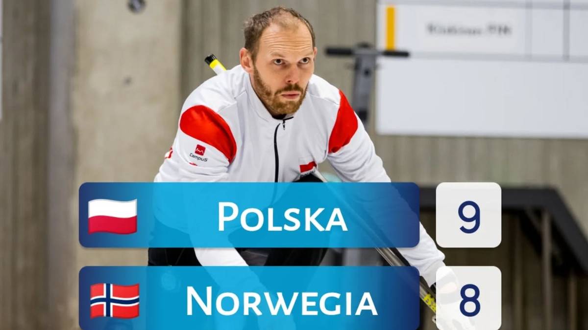 Mężczyzna w białej kurtce z czerwonymi elementami, z wąsem i zarostem, pcha kamień do curlingu. Na ekranie widnieje napis "POLSKA 9" i "NORWEGIA 8", z flagami Polski i Norwegii.