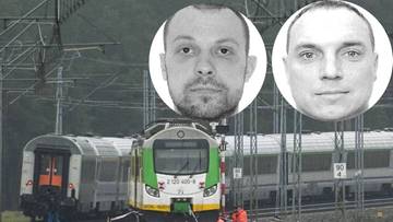 Dwa portrety mężczyzn umieszczone nad zdjęciem uszkodzonego toru kolejowego i pociągu.