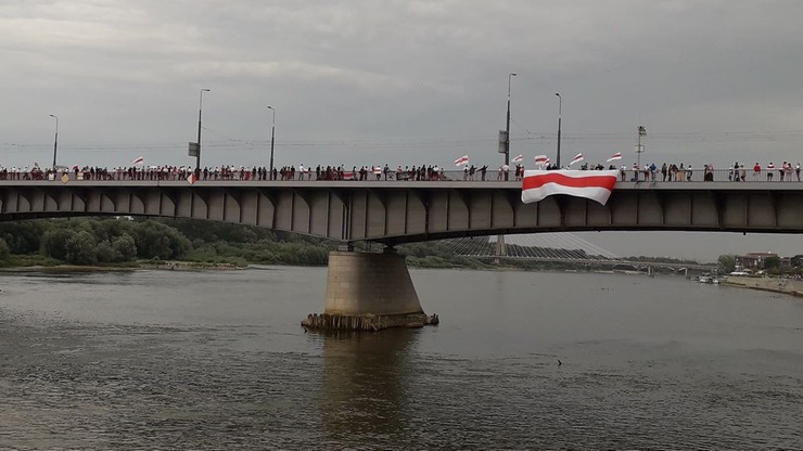 Polacy solidarni z Białorusią. Manifestacja na moście w Warszawie [WIDEO]