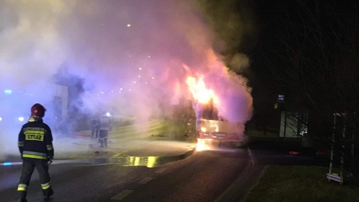 Autobus palił się w czasie jazdy. Pojazd zatrzymali strażacy
