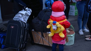 Ukraińskie MON: Rosjanie masowo porywają dzieci i zmieniają prawo adopcyjne [ZAPIS RELACJI]