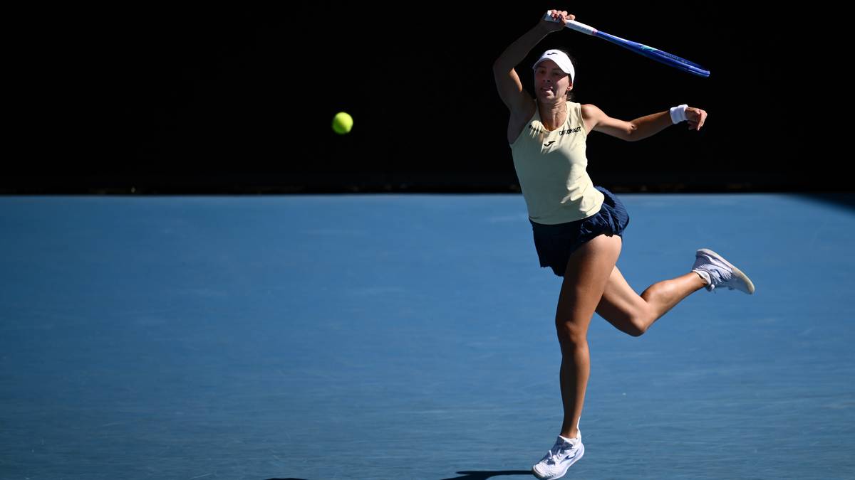 Tenisistka Magdalena Linette wykonuje zamaszysty forhend podczas meczu na korcie tenisowym.