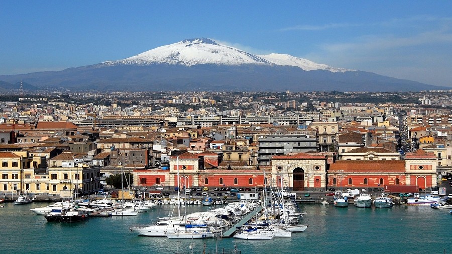 Etna w tle zabudowań miasta Katania na Sycylii. Fot. Max Pixel.