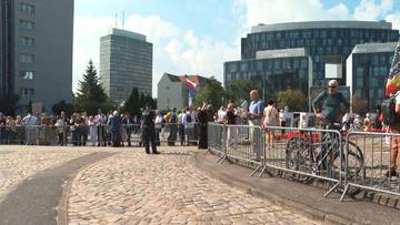 Obchody podzielone barierkami. Były opozycjonista z apelem do prezydenta
