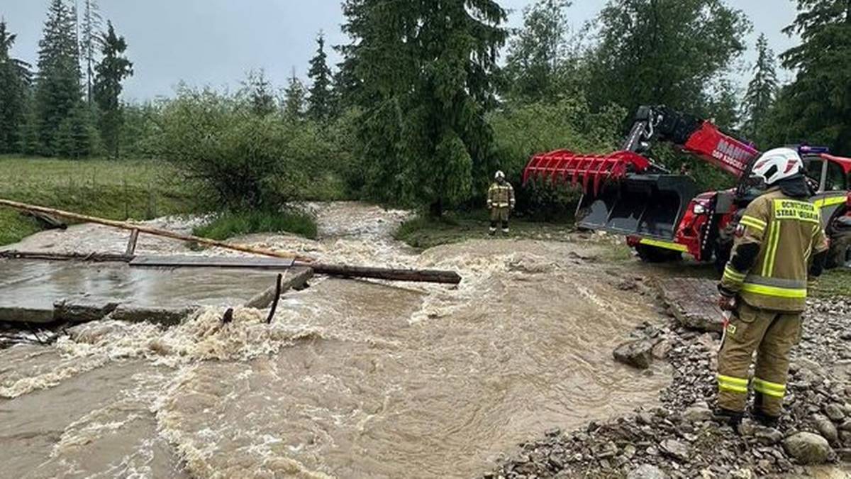 Podtopienia, przewrócone drzewa. Front atmosferyczny mknie przez Polskę