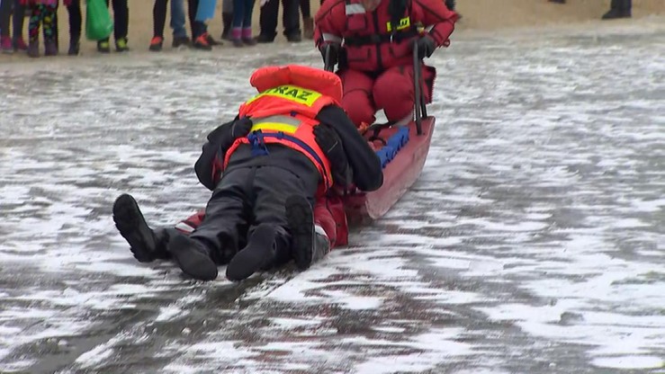 Zmarł mężczyzna, pod którym załamał się lód na jeziorze. Trzy ratujące go osoby wyciągnięto z wody