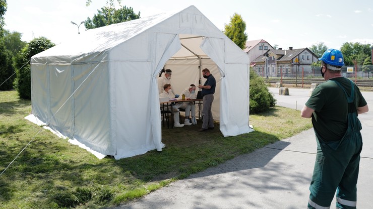 Wzrost zachorowań na Covid-19 w Polsce. Ministerstwo wyjaśnia: to przez nowe ogniska