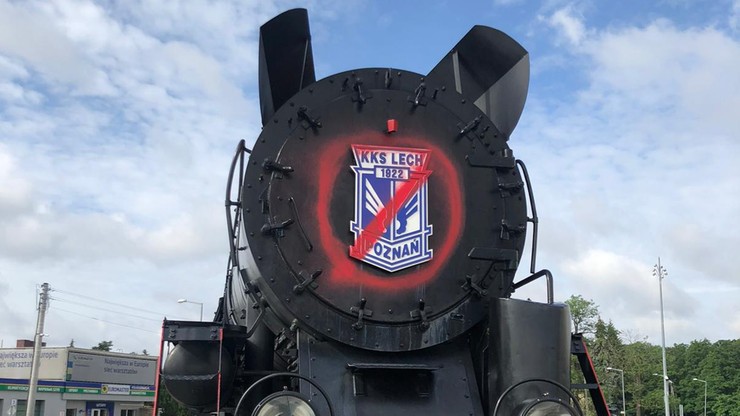 Wandale zdewastowali symbol Lecha. Poznańska lokomotywa "pomazana"
