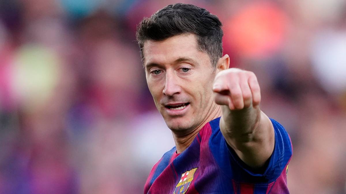 Piłkarz FC Barcelony Robert Lewandowski w akcji na boisku.