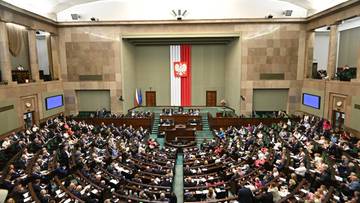 Remis w czołówce, cztery partie poza Sejmem. Nowy sondaż parlamentarny