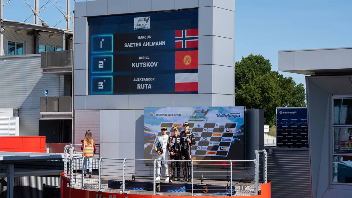 Aleksander Ruta na podium włoskiej Formuły 4 