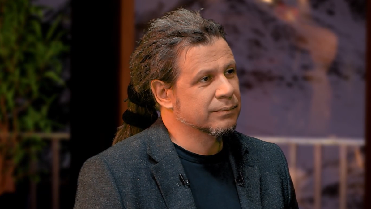 Portret Mariana Kmity w studiu telewizyjnym.