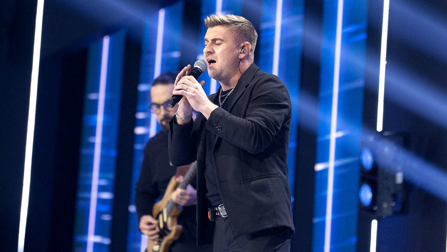 Robert Wiewi&oacute;ra: W &bdquo;Must Be The Music&rdquo; cover to za mało