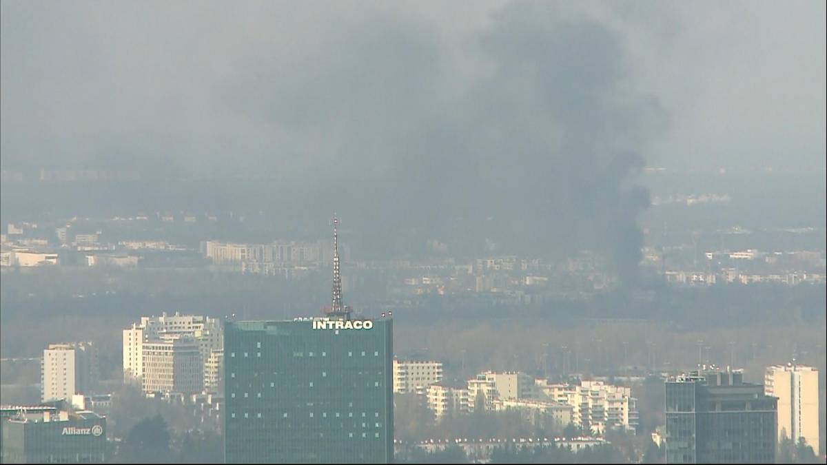 Pożar elewacji budynku na Białołęce, strażacy walczą z ogniem