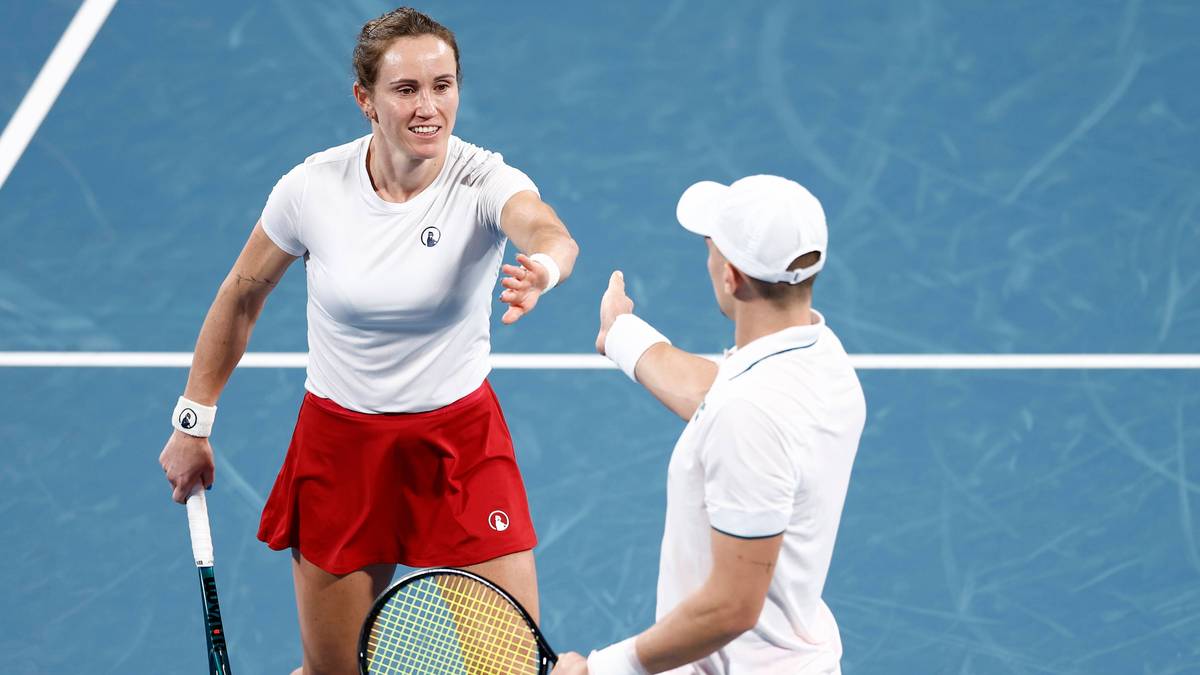 Para tenisistów świętuje zwycięstwo na korcie tenisowym.