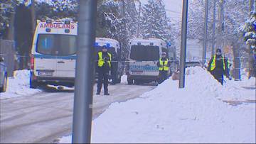 Policja zabezpiecza teren na warszawskim Targ&oacute;wku, gdzie znaleziono zwłoki dw&oacute;ch os&oacute;b. W akcji biorą udział policyjni negocjatorzy i kontrterroryści.