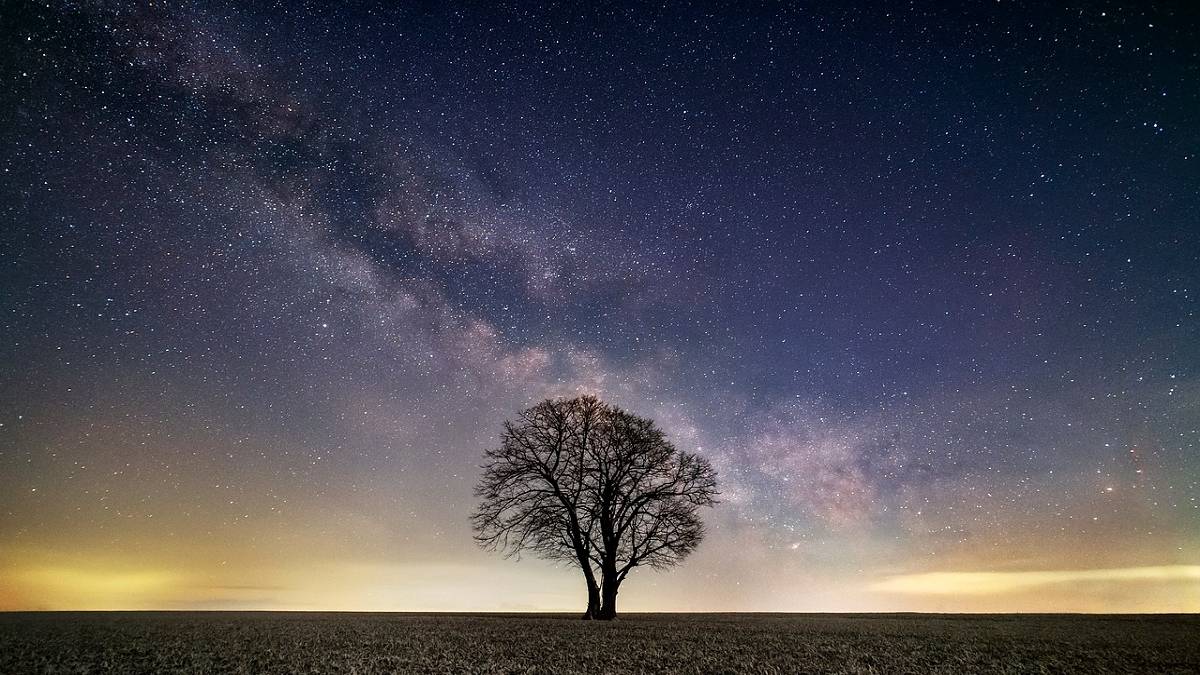 Przepiękna Droga Mleczna na nocnym niebie. Fot. Pixabay.