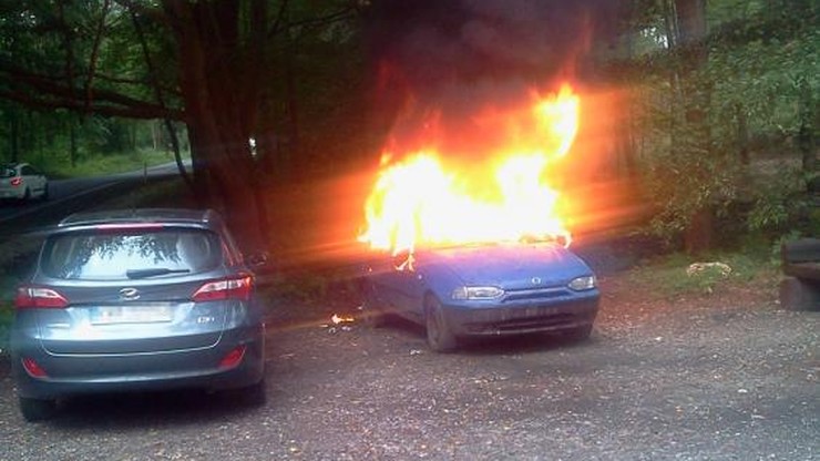 36-latek doszczętnie spalił samochód. Próbował uciec łapiąc "stopa"