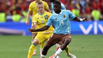 Dw&oacute;ch piłkarzy na boisku, jeden w ż&oacute;łtej koszulce reprezentacji Ukrainy, drugi w błękitnej koszulce rywala.