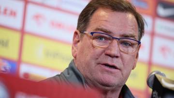 Jerzy Brzęczek podczas konferencji prasowej, patrzący w stronę mikrofonu.