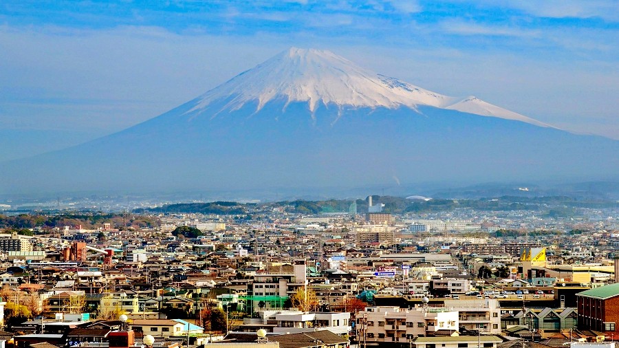 Wulkan Fudżi w tle panoramy Tokio. Fot. Pexels / Jan Židlický.