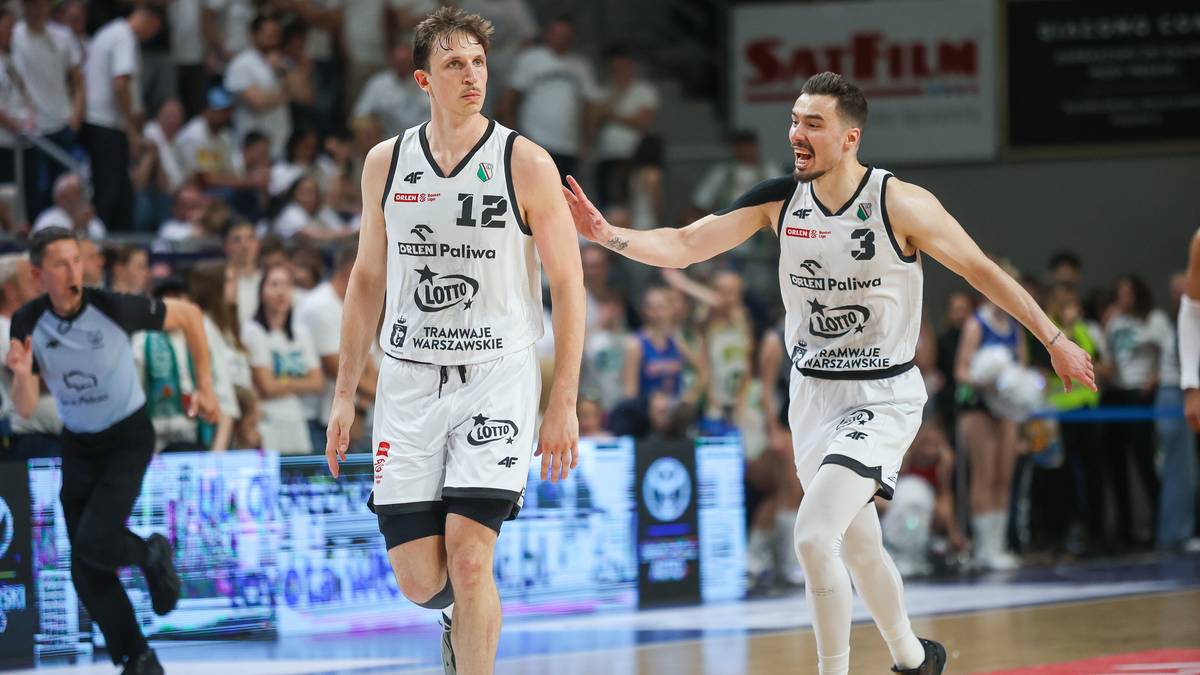 Dwóch zawodników Legii Warszawa w białych koszulkach z numerami 12 i 3, cieszących się z awansu do finału.