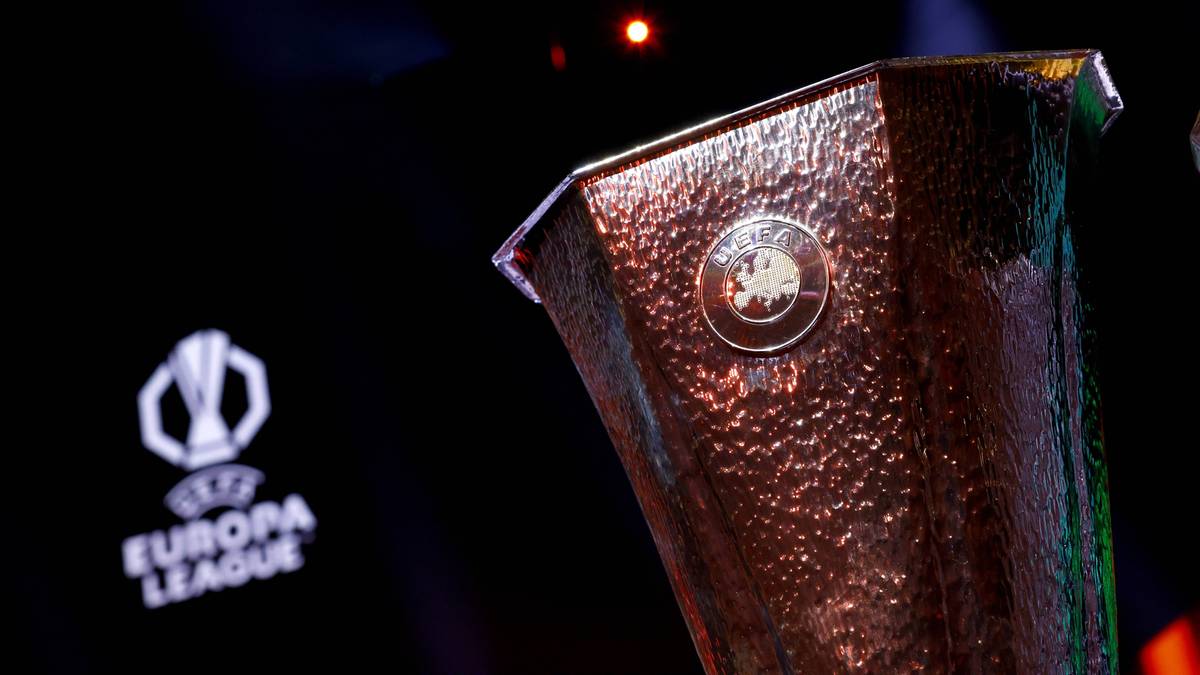 Trofeum Ligi Europy UEFA z logo rozgrywek w tle.