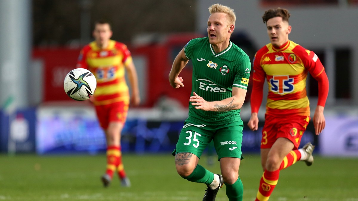 Piłkarz w zielonym stroju z numerem 35 na koszulce, biegnący z piłką.