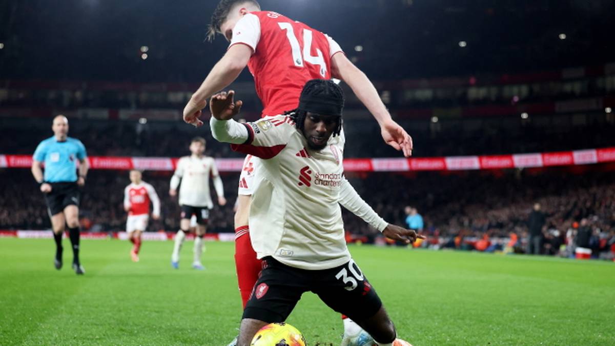 Piłkarze walczący o piłkę na boisku piłkarskim.