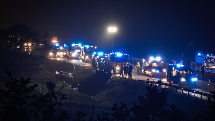 Małopolska: Samochód osobowy zderzył się z busem. 13 osób w szpitalu